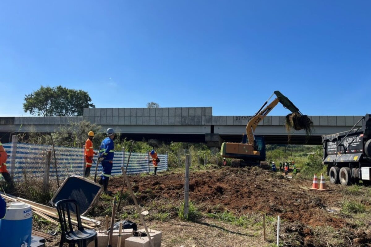 Maquinário movimenta terra em canteiro de obras da TIC Trens na cidade de Campinas