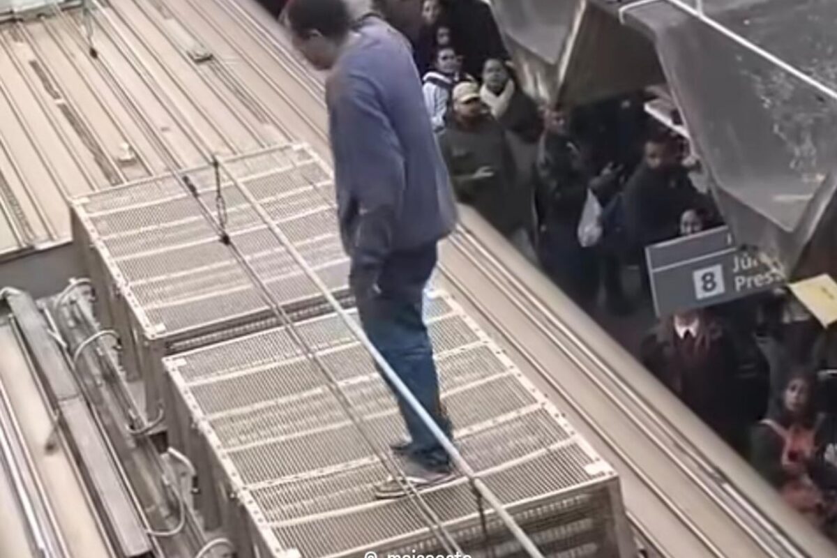 Momento que homem estava no teto de trem na Linha 8-Diamante, nesta quinta (25)
