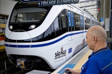Monotrilho da Linha 17 'flutuando' sobre trilhos metálicos