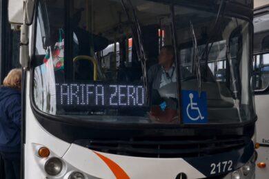 Ônibus do transporte público durante tarifa zero em Cotia
