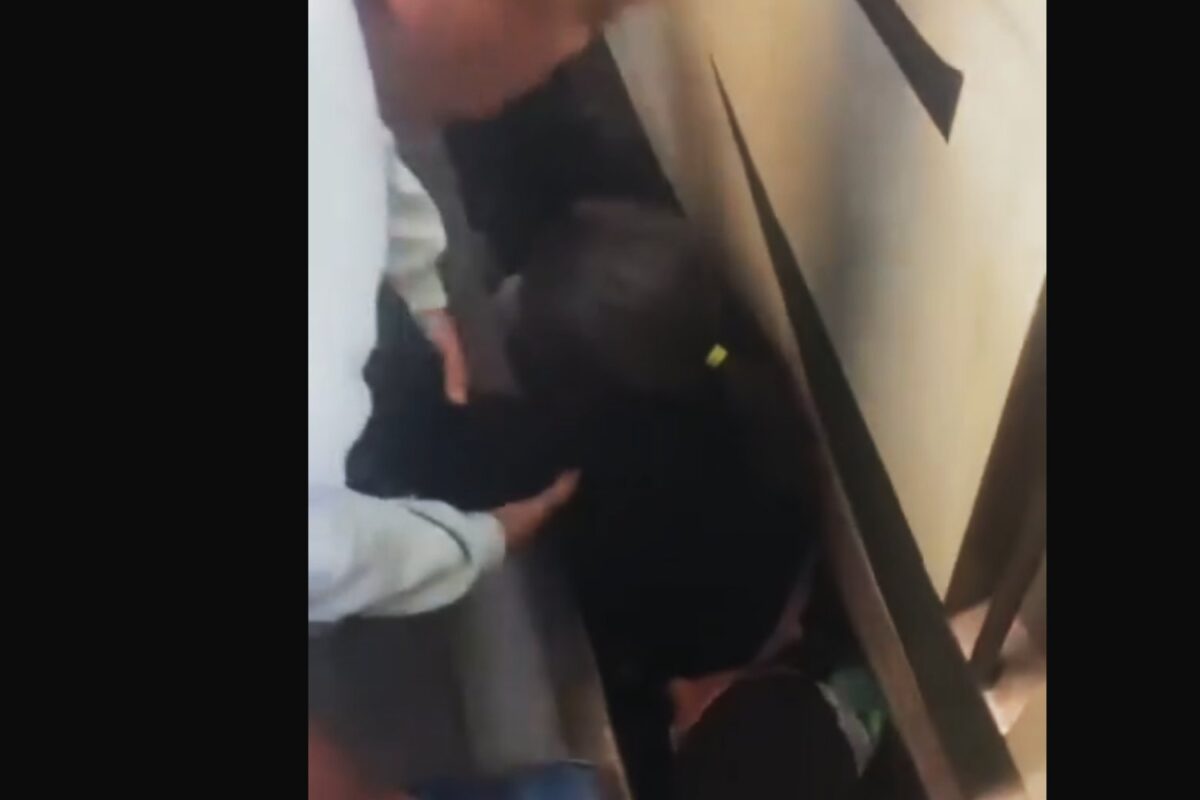 Passageira foi ajudada por outros usuários a voltar à plataforma