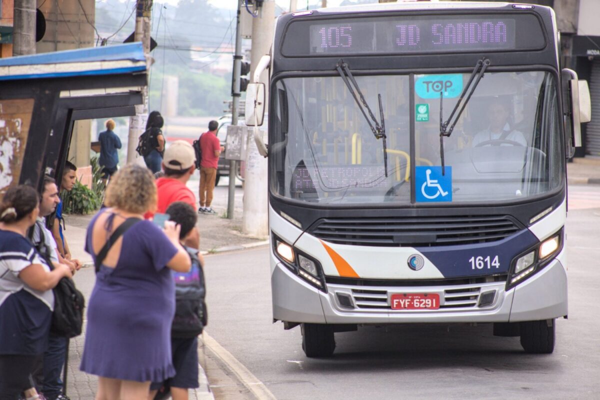 Passageiros aguardam ônibus na cidade de Cotia