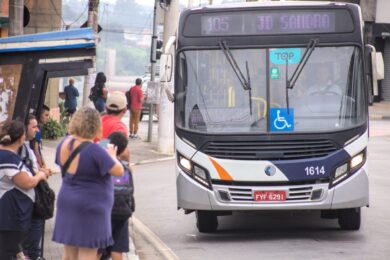 Passageiros aguardam ônibus na cidade de Cotia