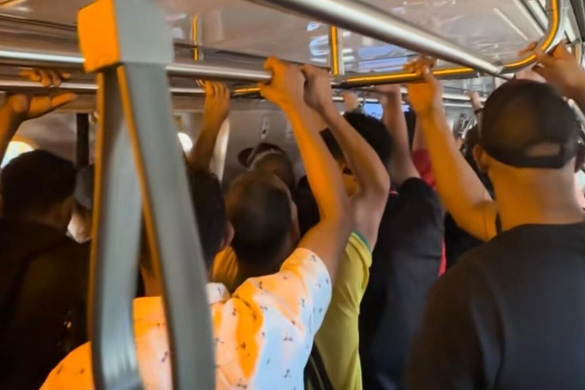 Passageiros quando estavam presos no trem da Linha 9-Esmeralda