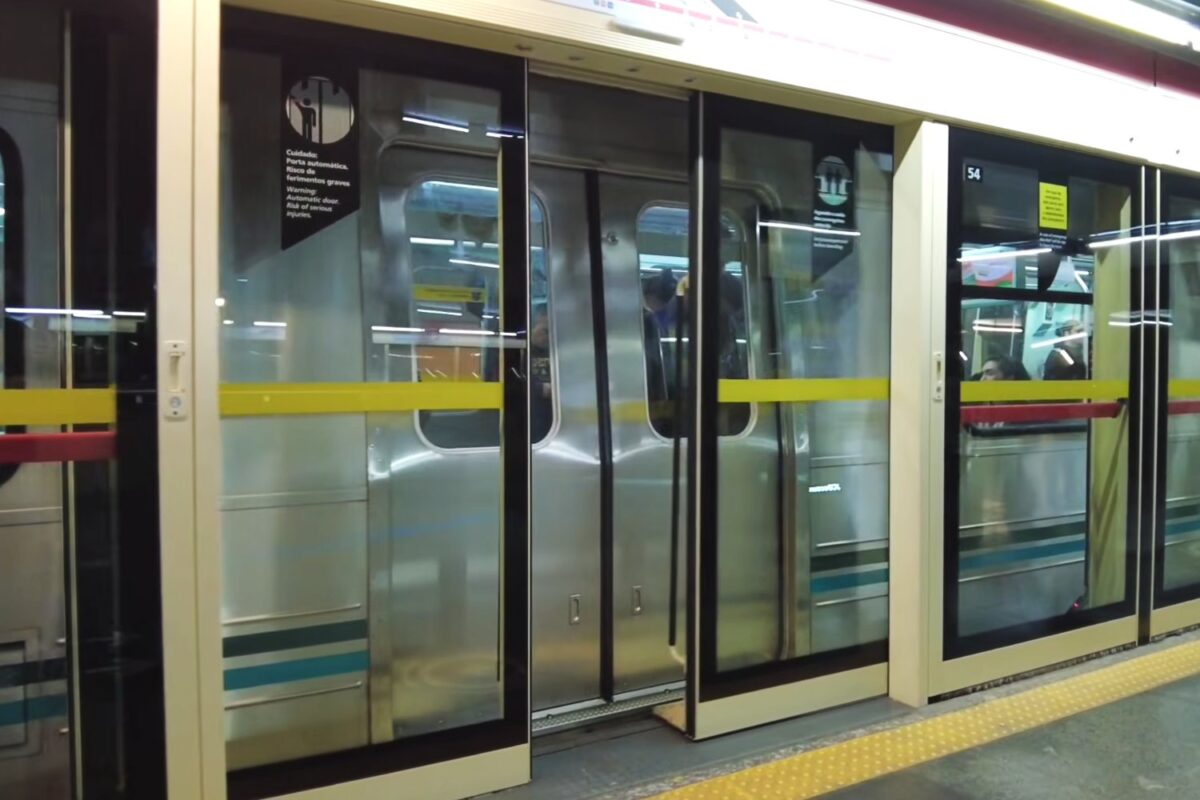 Portas de plataforma operando na estação Sé