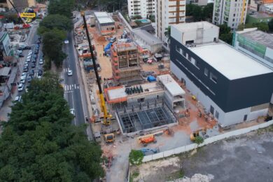 Torre de ventilação e prédio técnico recebendo finalização