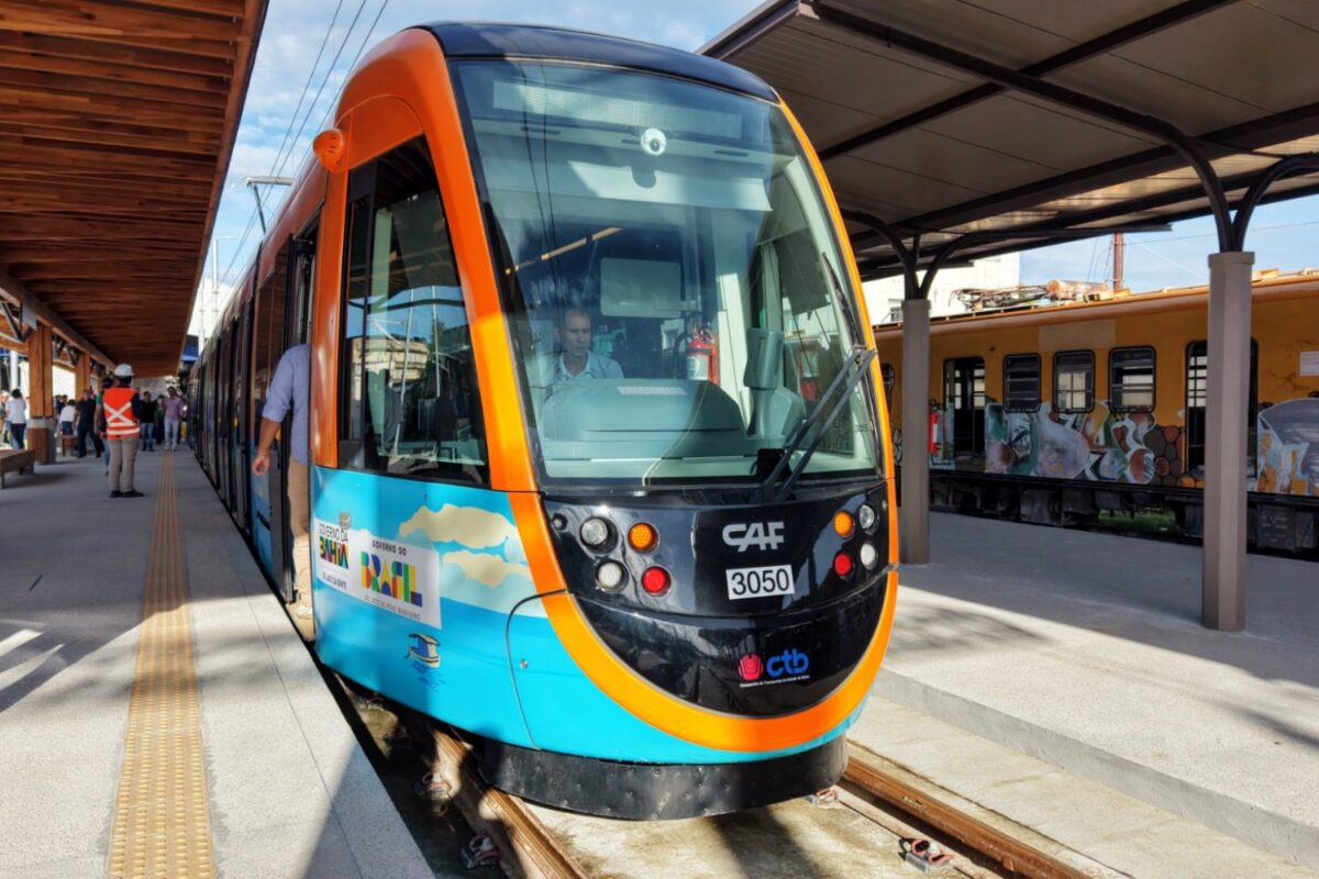 VLT de Salvador inicia operação de transporte de passageiros