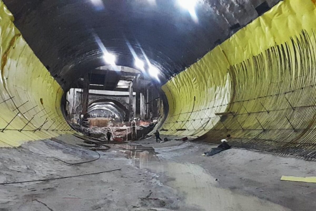 Túnel norte de plataformas recebendo preparação para revestimento secundário