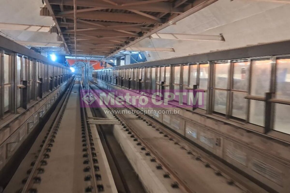 Vias e plataformas da estação Santa Marina, da Linha 6-Laranja