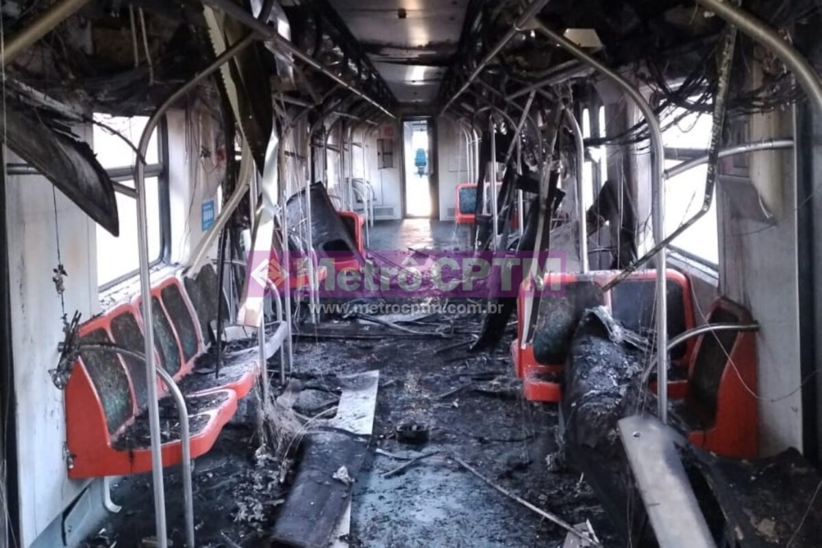 Interior do trem pertencente as Trivia Trens, atingido por incêndio na manhã desta quinta (23)