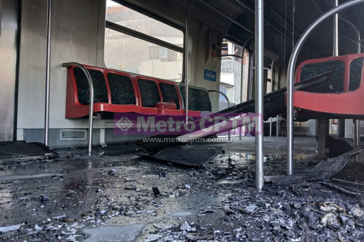 Interior do trem pertencente as Trivia Trens, atingido por incêndio na manhã desta quinta (23)