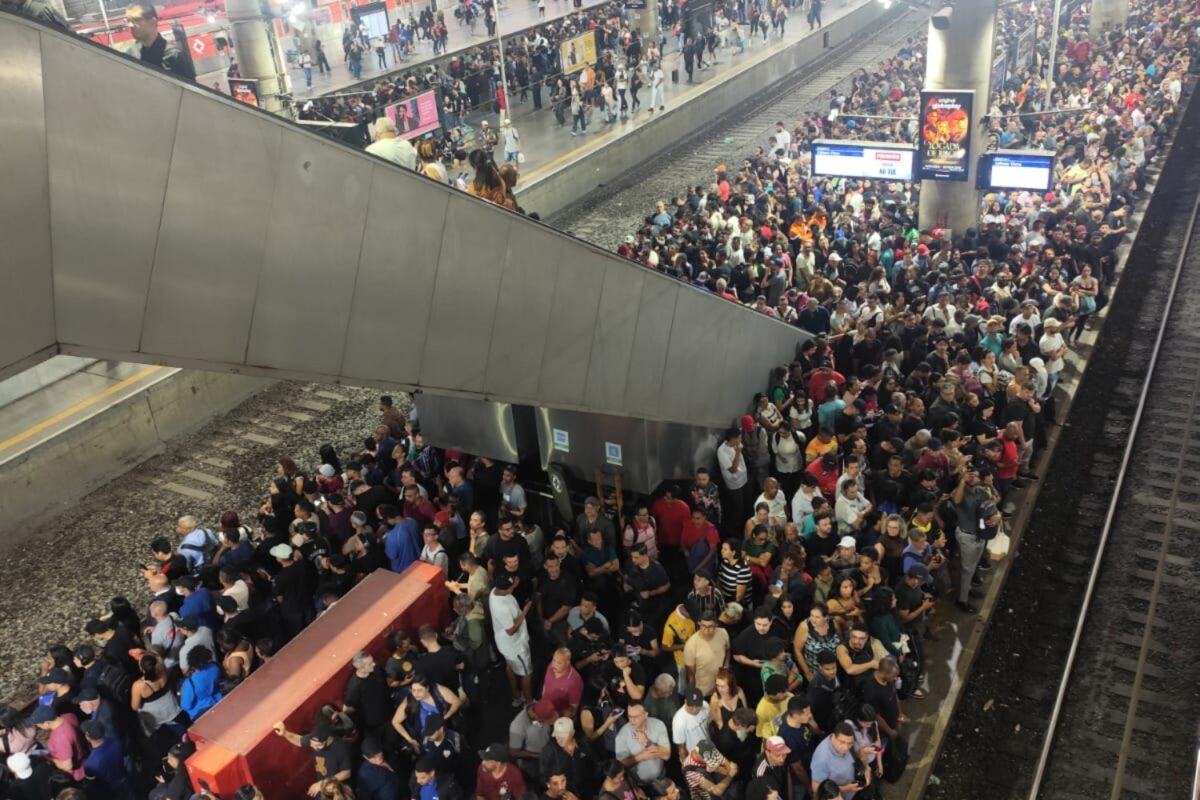 Plataforma da estação Brás lotada durante problema nesta terça-feira, 21 de julho