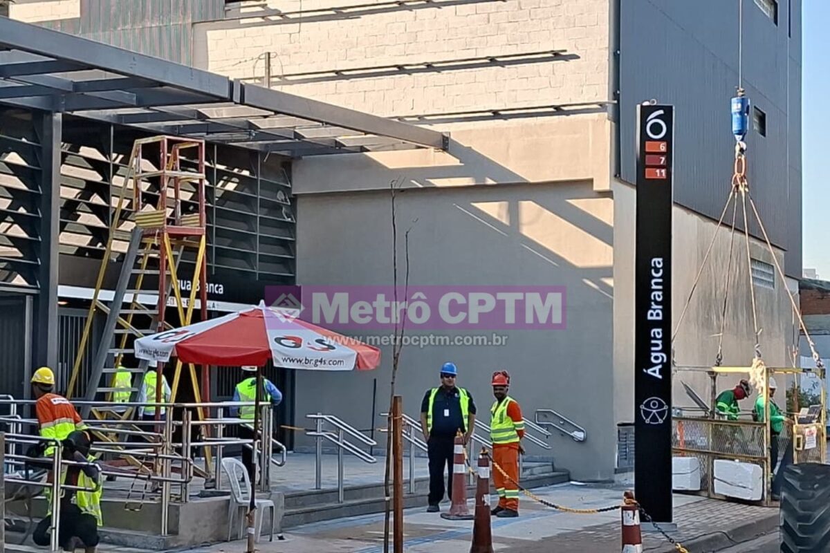 Totem da estação Água Branca com a Linha 11 incluída