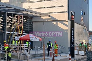 Totem da estação Água Branca com a Linha 11 incluída