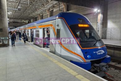 Trem com pintura da Trivia Trens estacionado na estação Brás, Linha 12-Safira