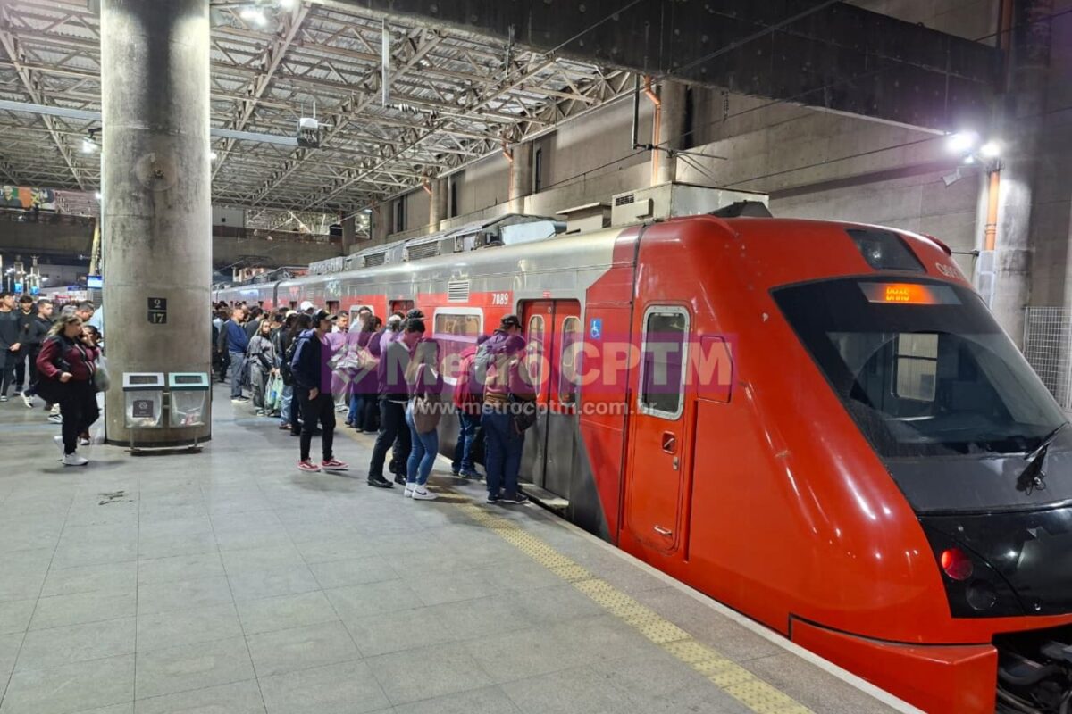 Trem da CPTM na estação Brás, sem a logomarca da estatal