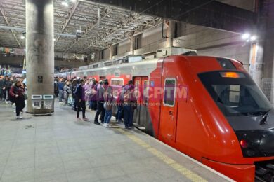 Trem da CPTM na estação Brás, sem a logomarca da estatal