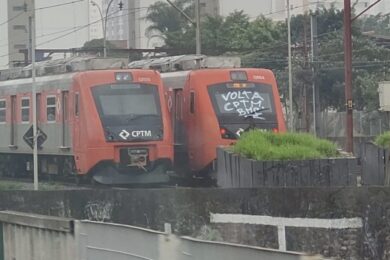 Trem da Série 7000 com frase pichada "Volta CPTM"