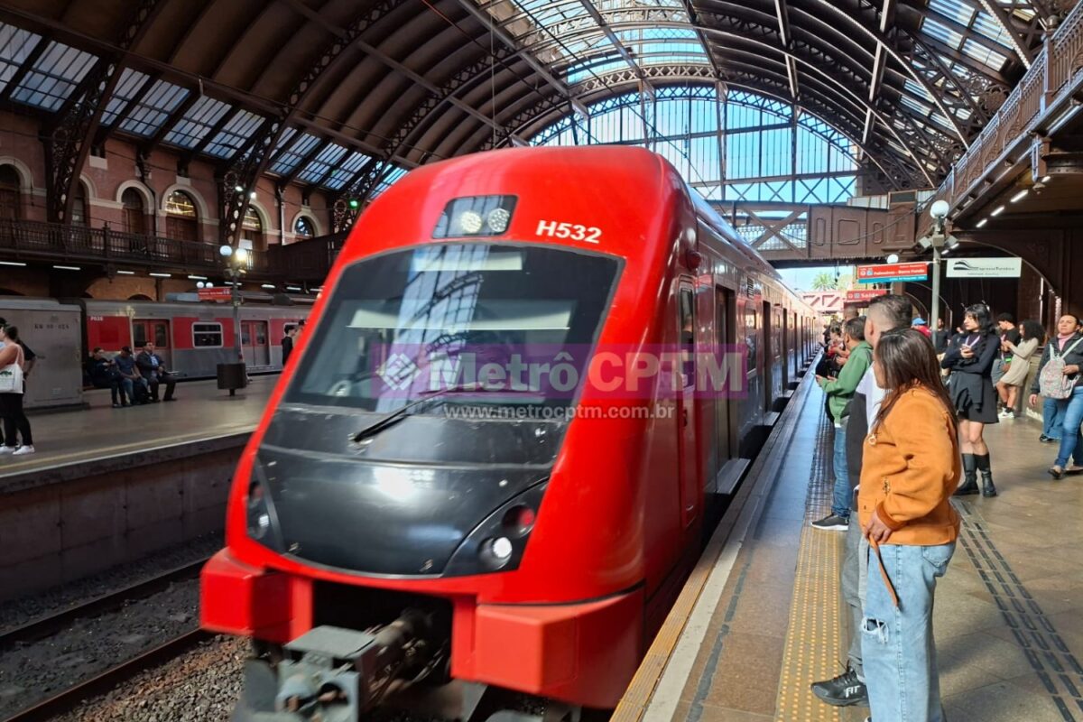 Trem da Série 8500 na estação Luz da Linha 10-Turquesa