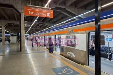 Trem da Trivia Trens na estação Palmeiras-Barra Funda da Linha 11-Coral