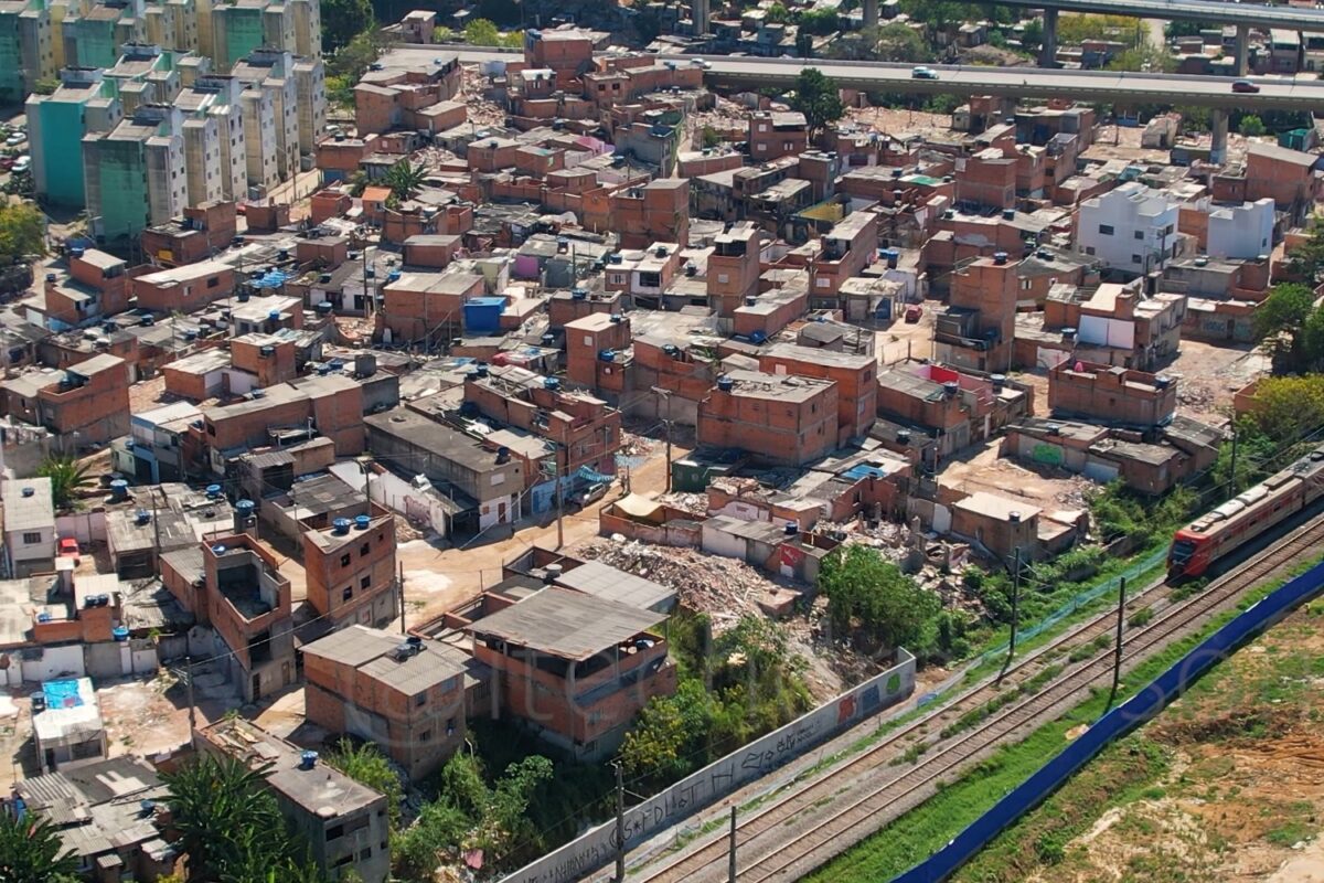 Nova Kampala, ao lado da Linha 12-Safira