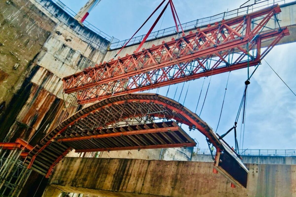 Treliça curva durante instalação