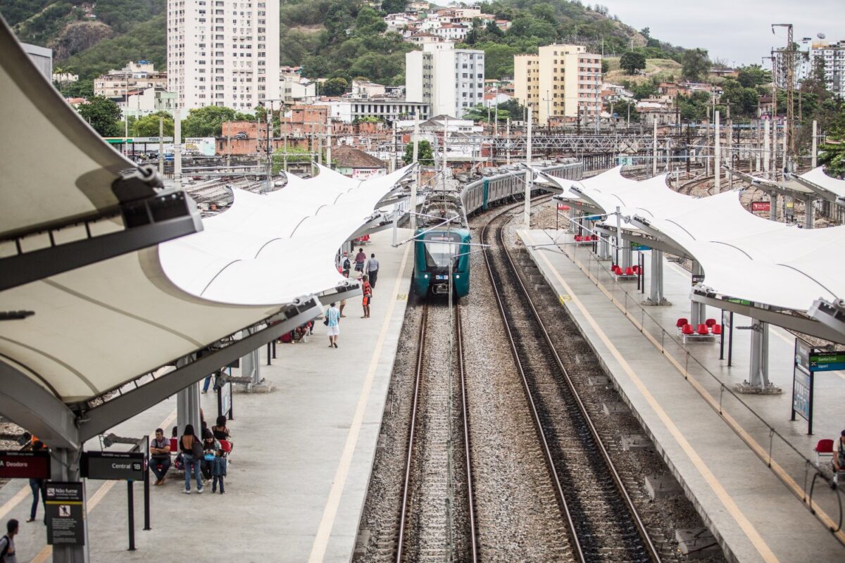 Trem do transporte ferroviário de passageiros no Rio de Janeiro