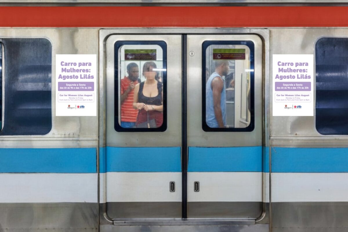 Vagão de trem do Metrô Bahia, com placa informando do espaço destinado para mulheres