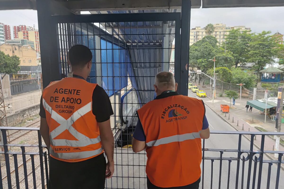 Agentes da Agetransp, em fiscalização na estação Méier