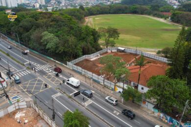Área do acesso ao lado da porque