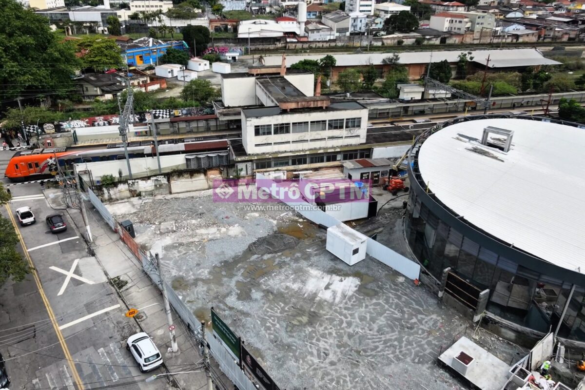 Área onde ficará a 'passarela' já com terreno limpo e tapumado