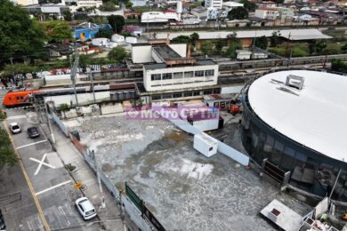 Área onde ficará a 'passarela' já com terreno limpo e tapumado