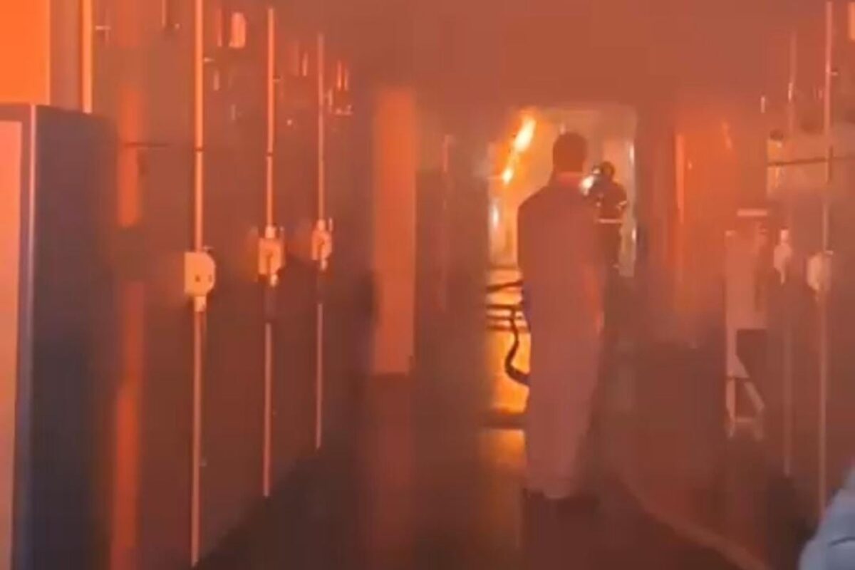 Corpo de Bombeiros durante o combate às chamas em subestação da CPTM na Bresser