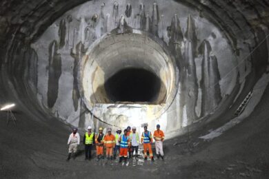 Em primeiro plano, o túnel de plataforma, e no fundo o túnel de vias montado pelo tatuzão