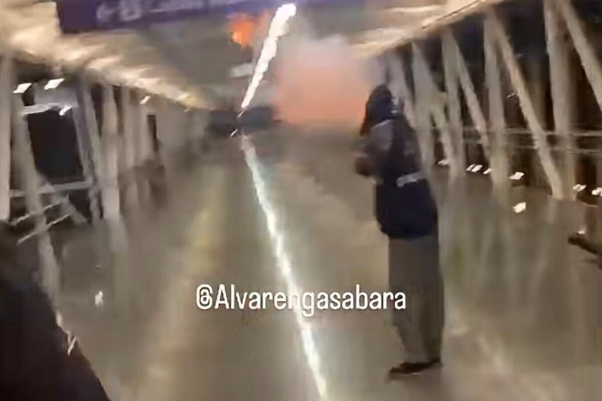 Entregador de aplicativo soltando rojões dentro da estação