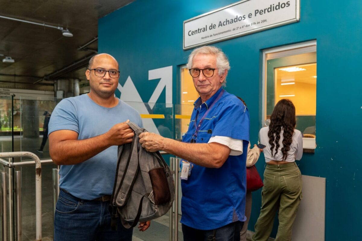 Itens haviam sido esquecidos dentro de trem e outro passageiro entregou para funcionário