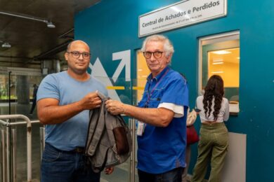 Itens haviam sido esquecidos dentro de trem e outro passageiro entregou para funcionário