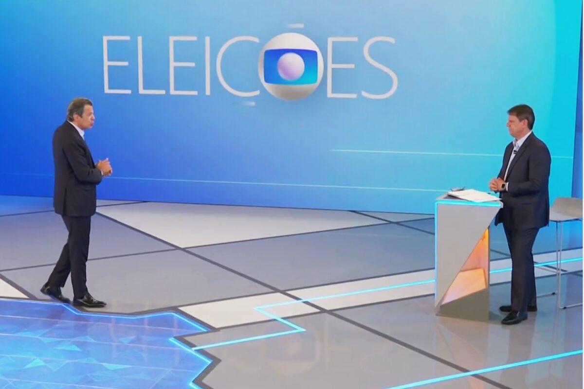 Os candidatos Haddad e Tarcísio no debate da TV Globo