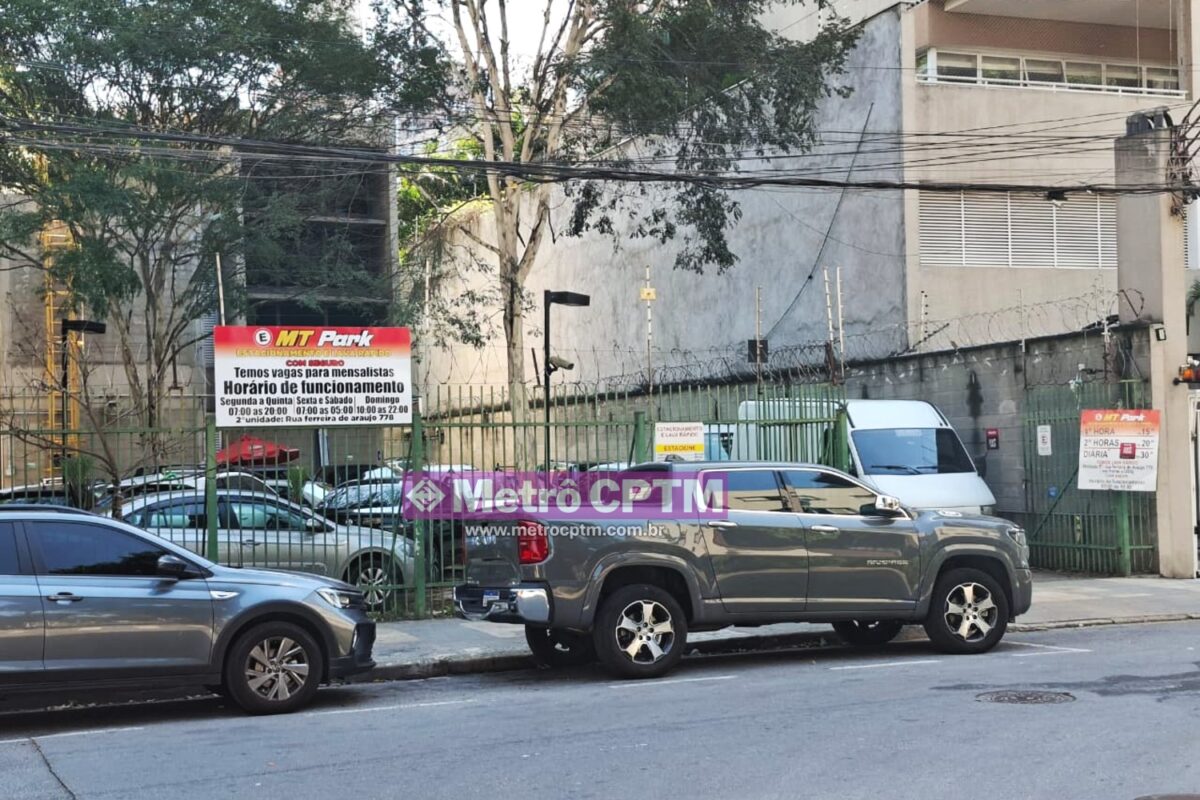 Saída de emergência da Linha 4-Amarela foi ocupada por estacionamento