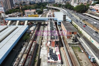 Terminal de ônibus (esq), estação da Linha 11-Coral (centro) e estação da Linha 3-Vermelha (direita)