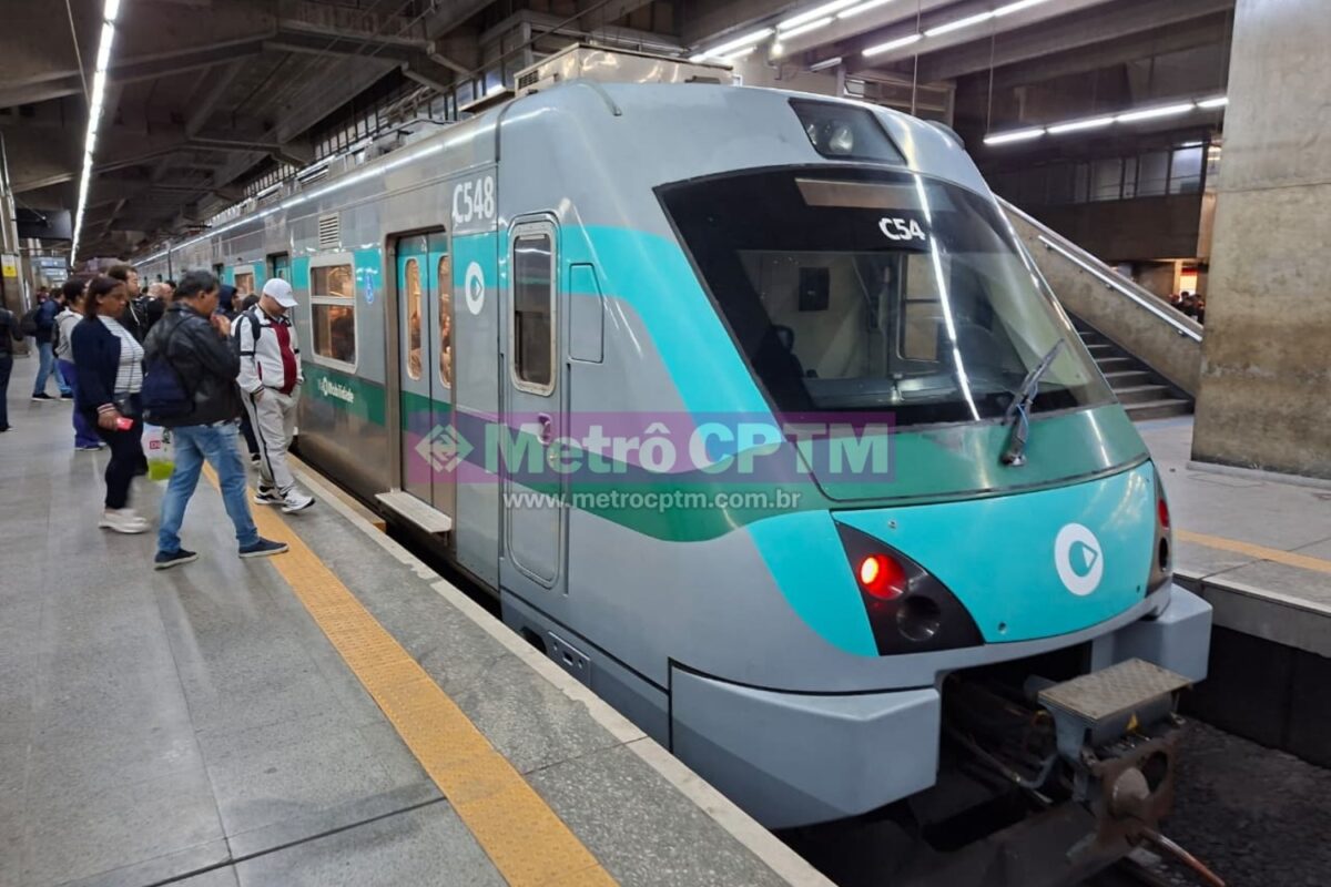 Trem C54 da Motiva, estacionado na estação Palmeiras-Barra Funda