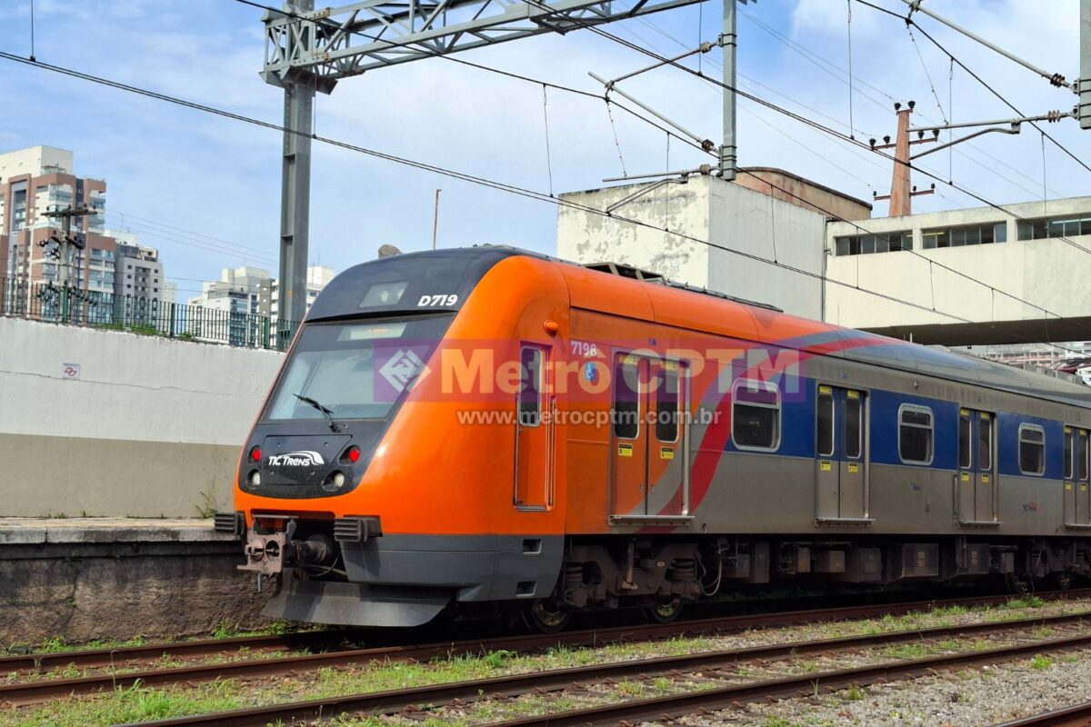 Trem D719 da TIC Trens na estação Água Branca