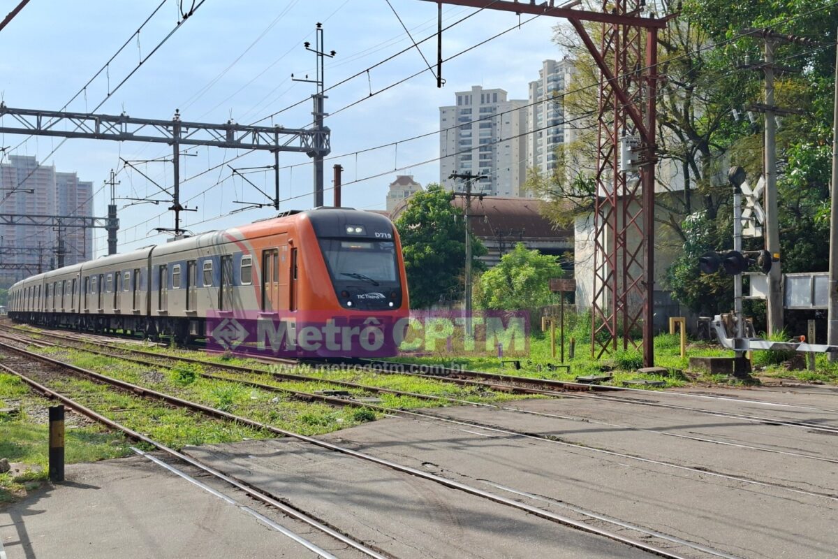 Trem da Linha 7-Rubi chegando na Água Branca
