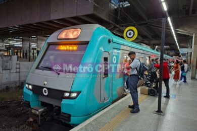 Trem da Série Alpha da ViaMobilidade na estação Palmeiras-Barra Funda da Linha 8-Diamante