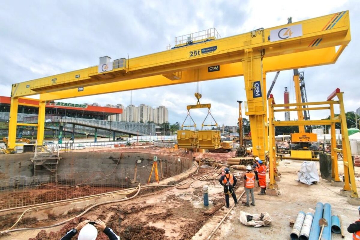 Canteiro contará com duas estruturas deste porte para a construção da estação