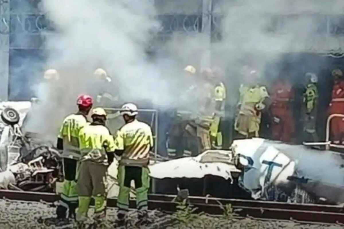 Destroços do avião Corisco no pátio