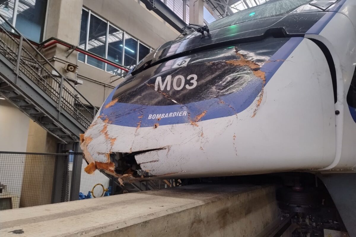 Imagem do estado em que ficou a máscara do trem de prefixo M03, após colisão com guindaste na Linha 15-Prata