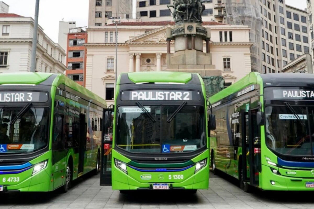 Ônibus das linhas Paulistar, na cidade de São Paulo