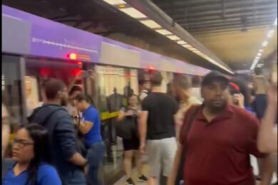 Passageiros desembarcam de trem que foi alvo de disparo de spray de pimenta na Linha 5