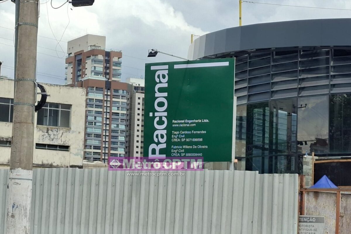 Placa da empresa que implantará passarela entre as linhas 6 e 7